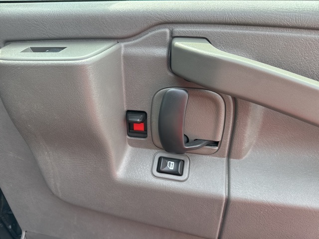 2017 Chevrolet Express Passenger 2500 LS photo 17