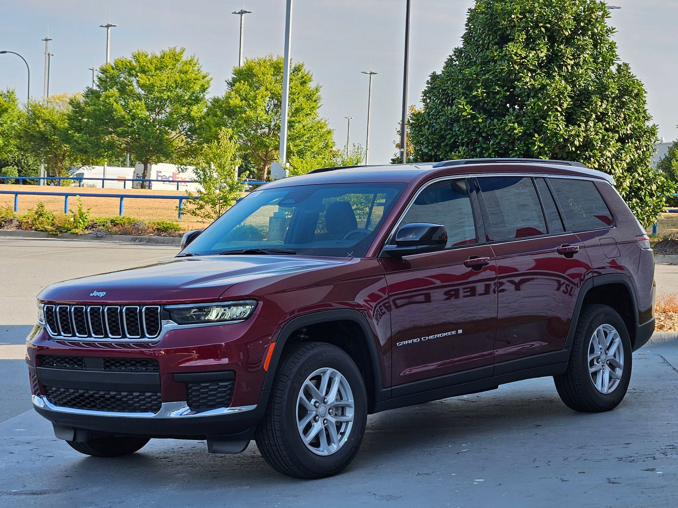 2025 Jeep Grand Cherokee Laredo Altitude photo 3