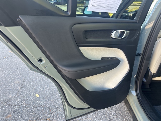 2025 Volvo XC40 Plus photo 14