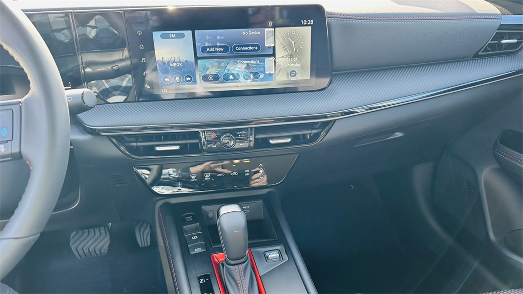 2026 Nissan Kicks SR photo 19