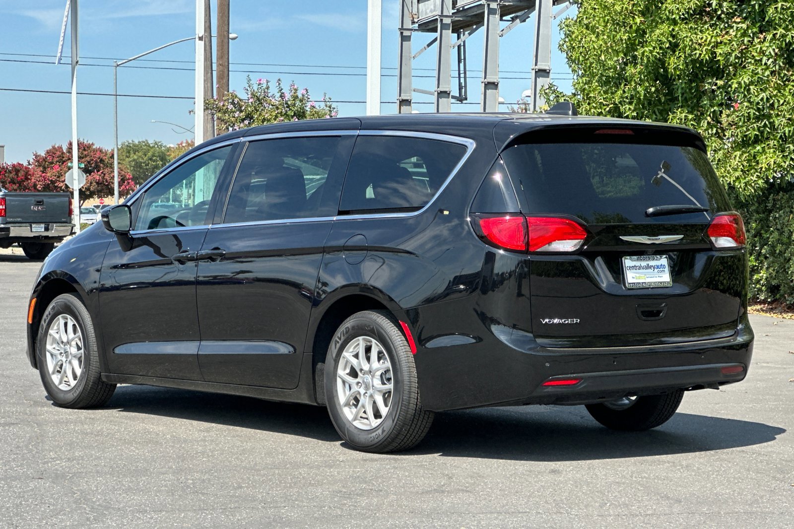 2025 Chrysler Voyager LX photo 4
