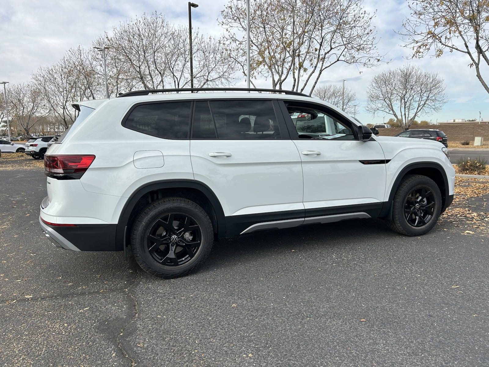 2025 Volkswagen Atlas Peak Edition SE photo 3