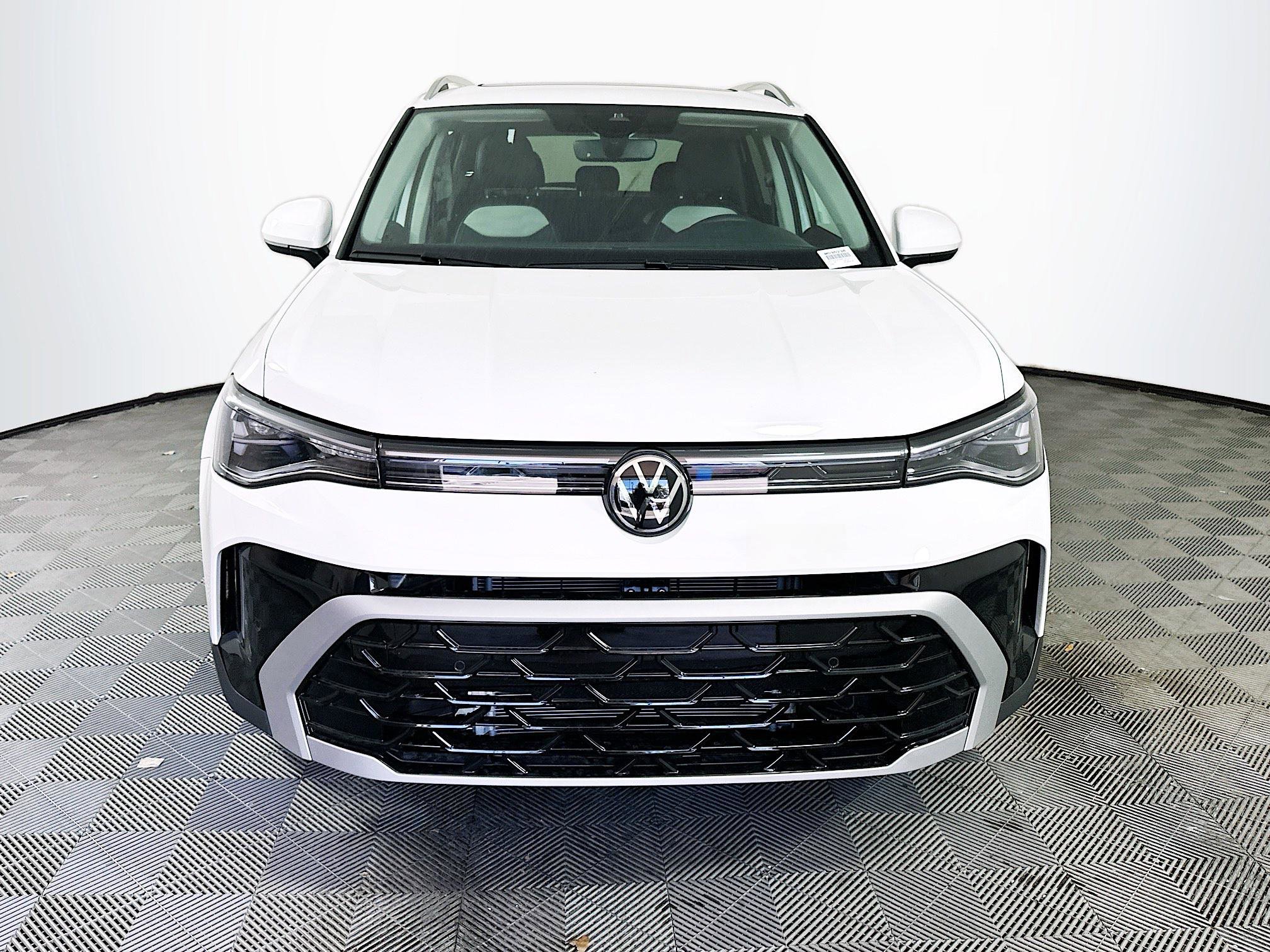 2025 Volkswagen Taos SEL photo 2