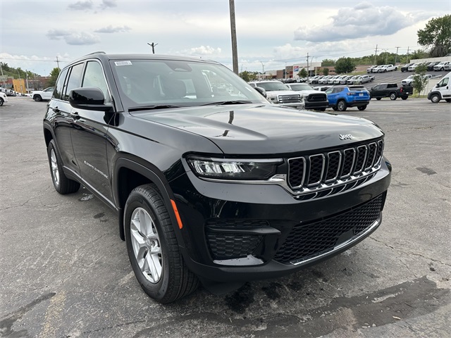 2025 Jeep Grand Cherokee Laredo photo 4