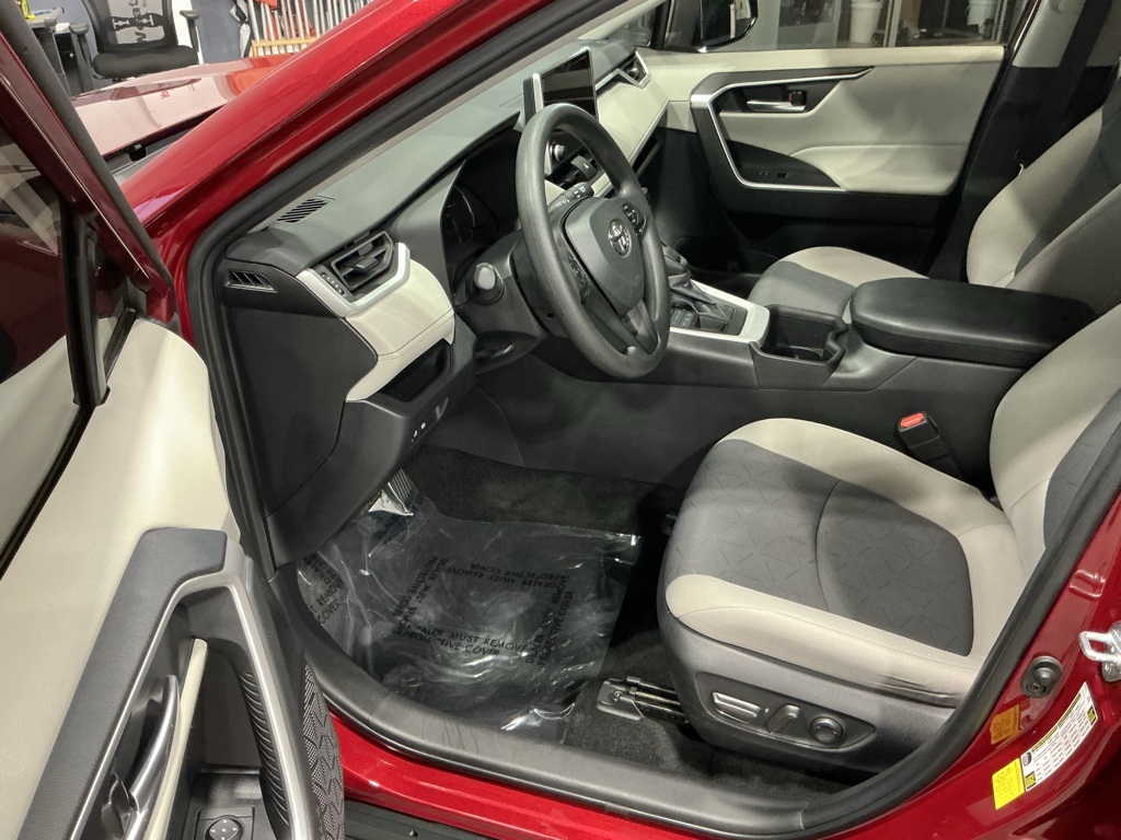 2024 Toyota RAV4 XLE photo 3