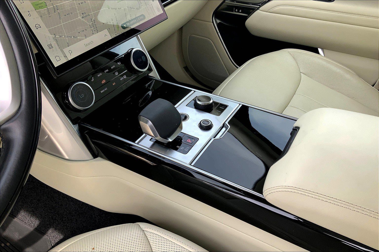 2023 Land Rover Range Rover SE photo 16