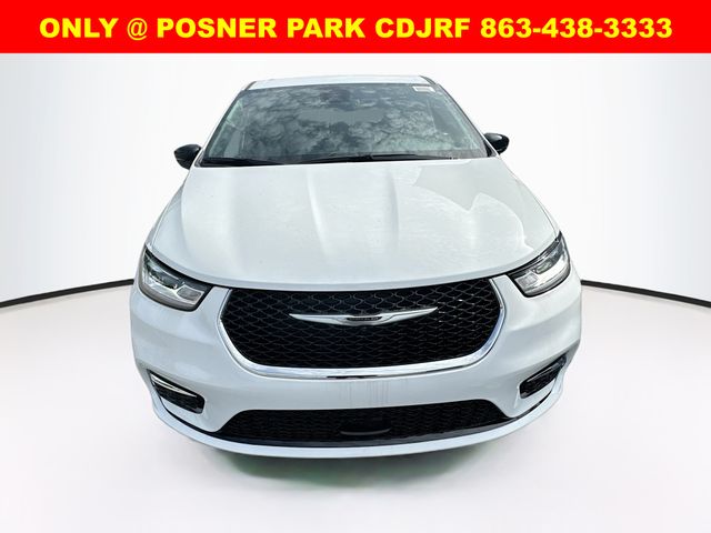 2025 Chrysler Pacifica photo 2