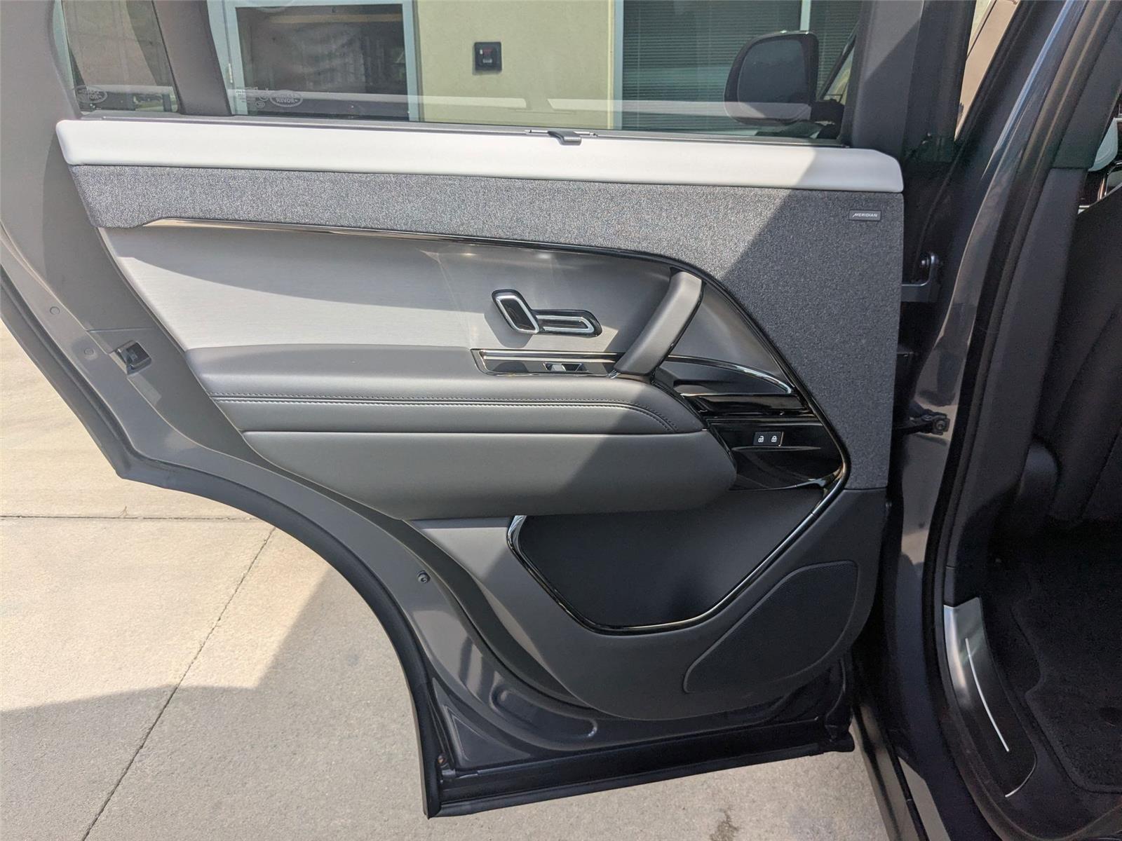 2025 Land Rover Range Rover Sport P460e Dynamic SE photo 8