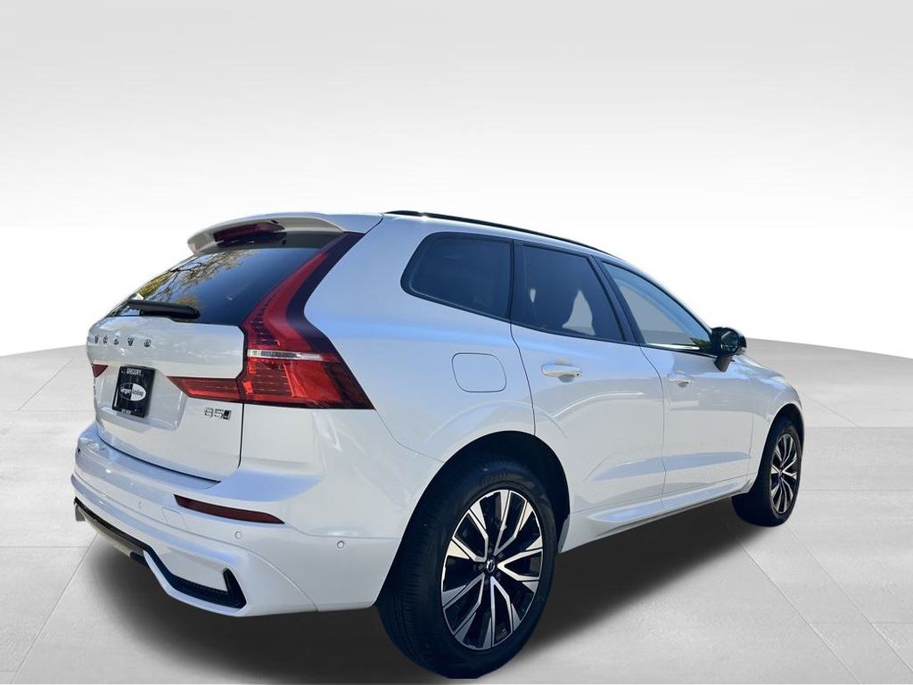 2025 Volvo XC60 B5 Plus photo 4
