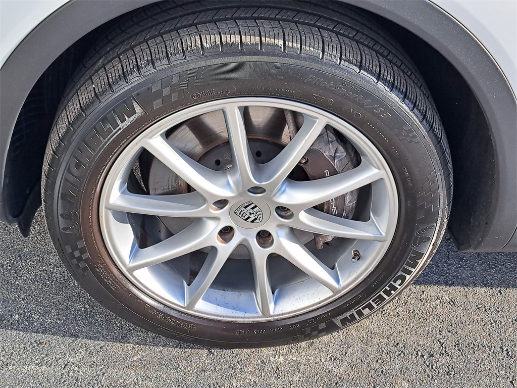 2023 Porsche Cayenne Coupe Base photo 7