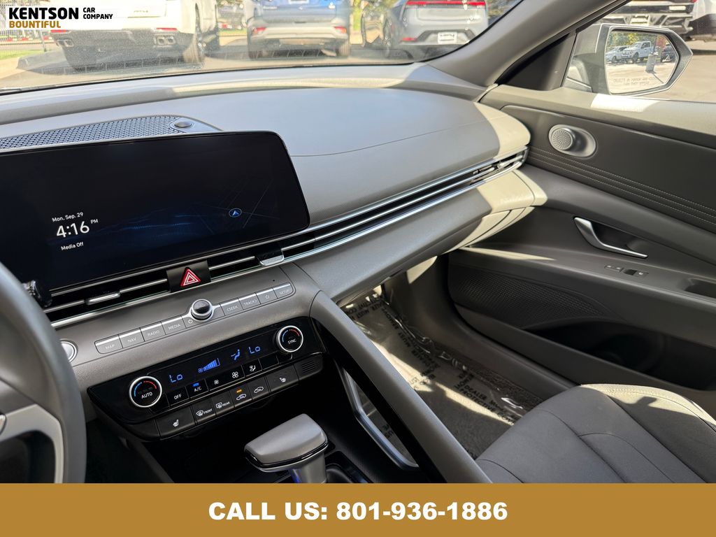 2025 Hyundai Elantra SEL Convenience photo 17
