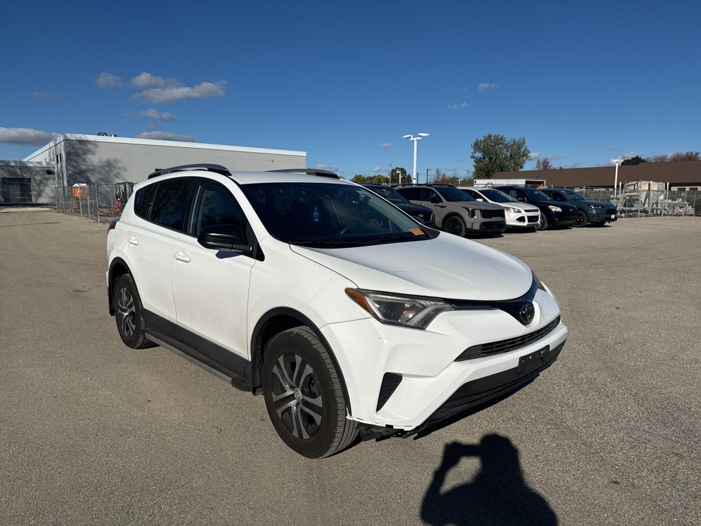 2017 Toyota RAV4 LE photo 3