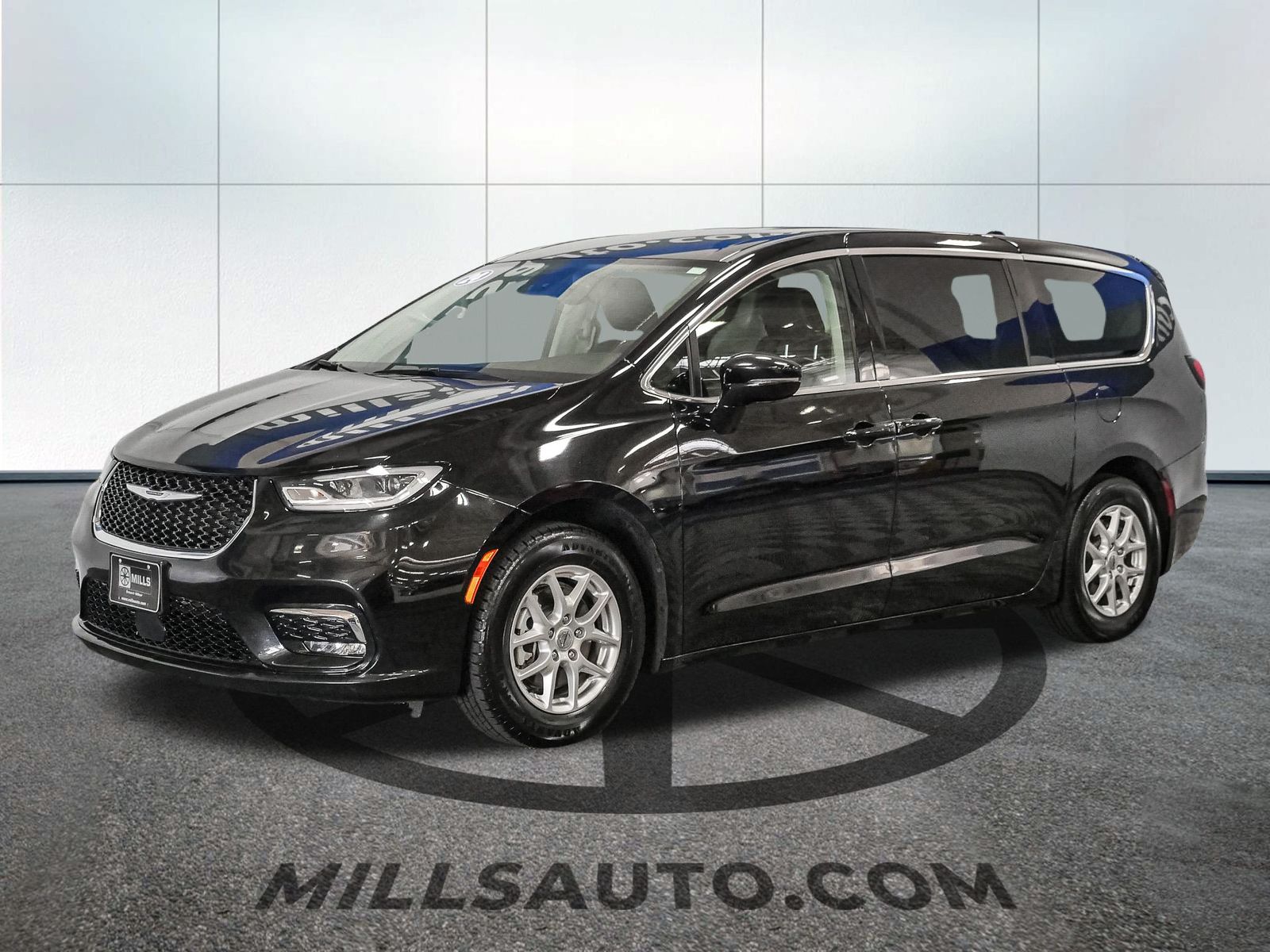 2024 Chrysler Pacifica Touring L photo 2