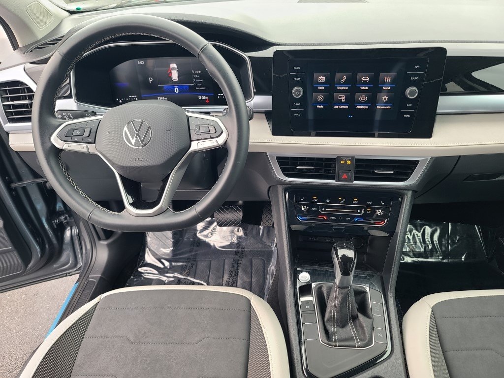 2025 Volkswagen Taos SE photo 2