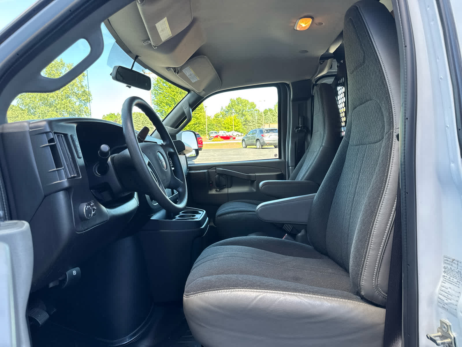 2024 Gmc Savana Cargo 2500 photo 17