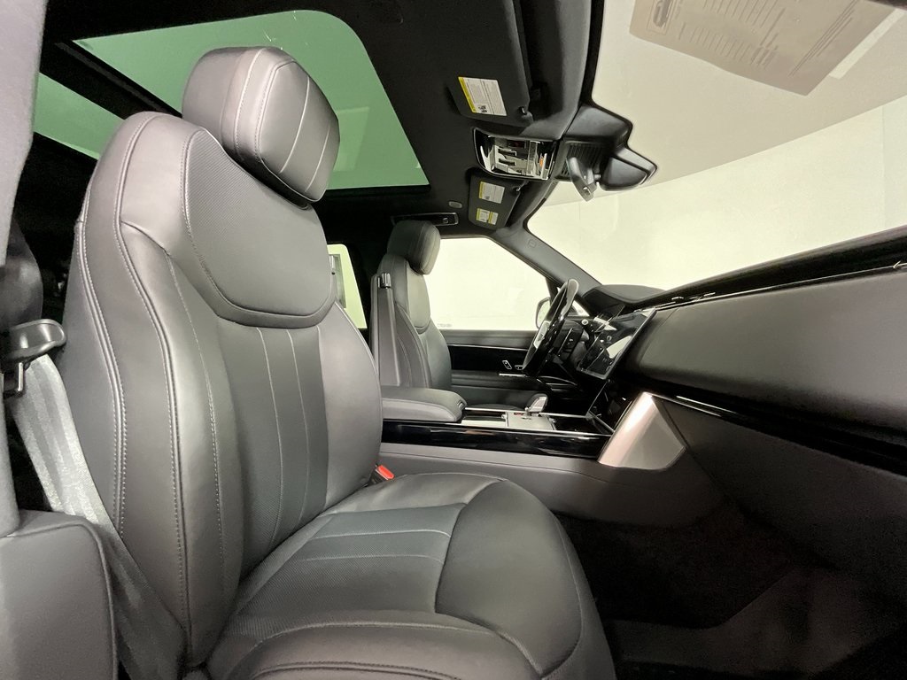 2025 Land Rover Range Rover SE photo 3