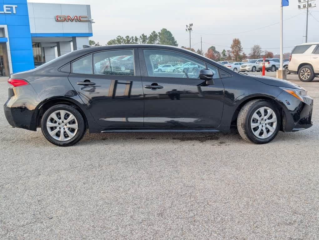 2025 Toyota Corolla LE photo 2