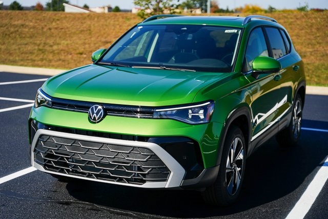 2025 Volkswagen Taos SE photo 4