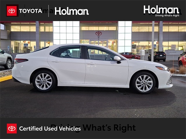 2024 Toyota Camry LE's photo