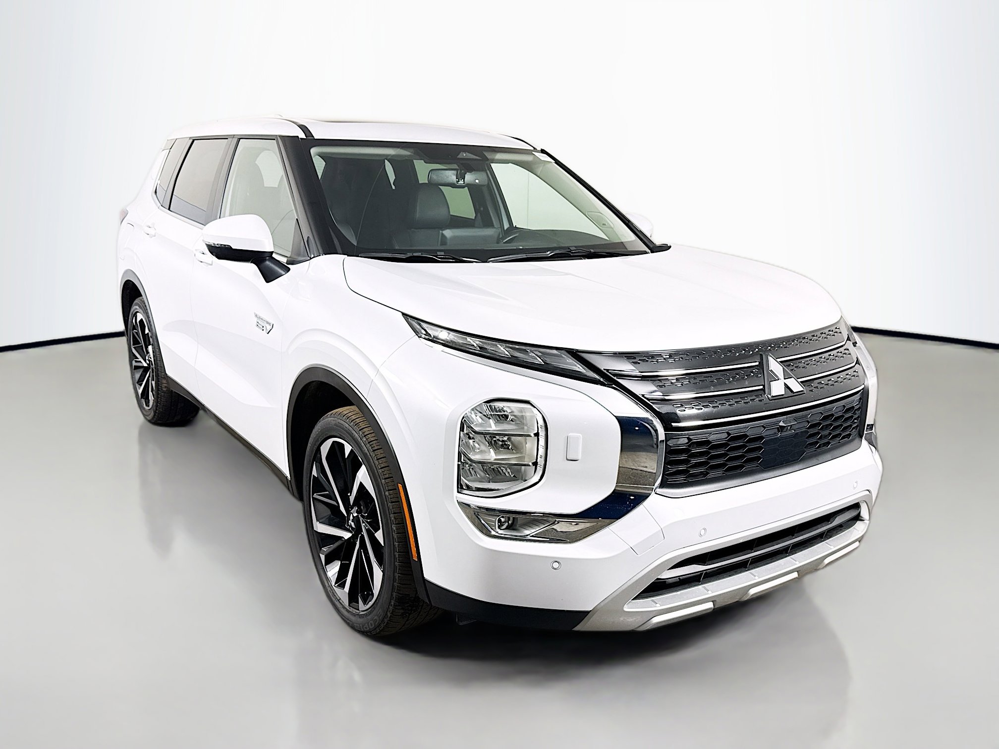 2024 Mitsubishi Outlander Plug-in Hybrid SE's photo