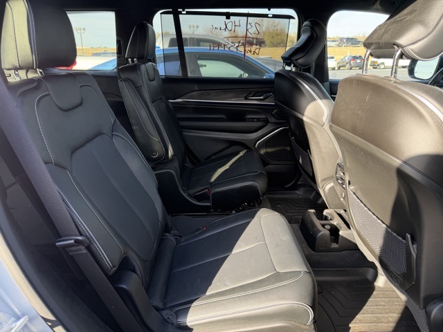 2023 Jeep Grand Cherokee Overland photo 4