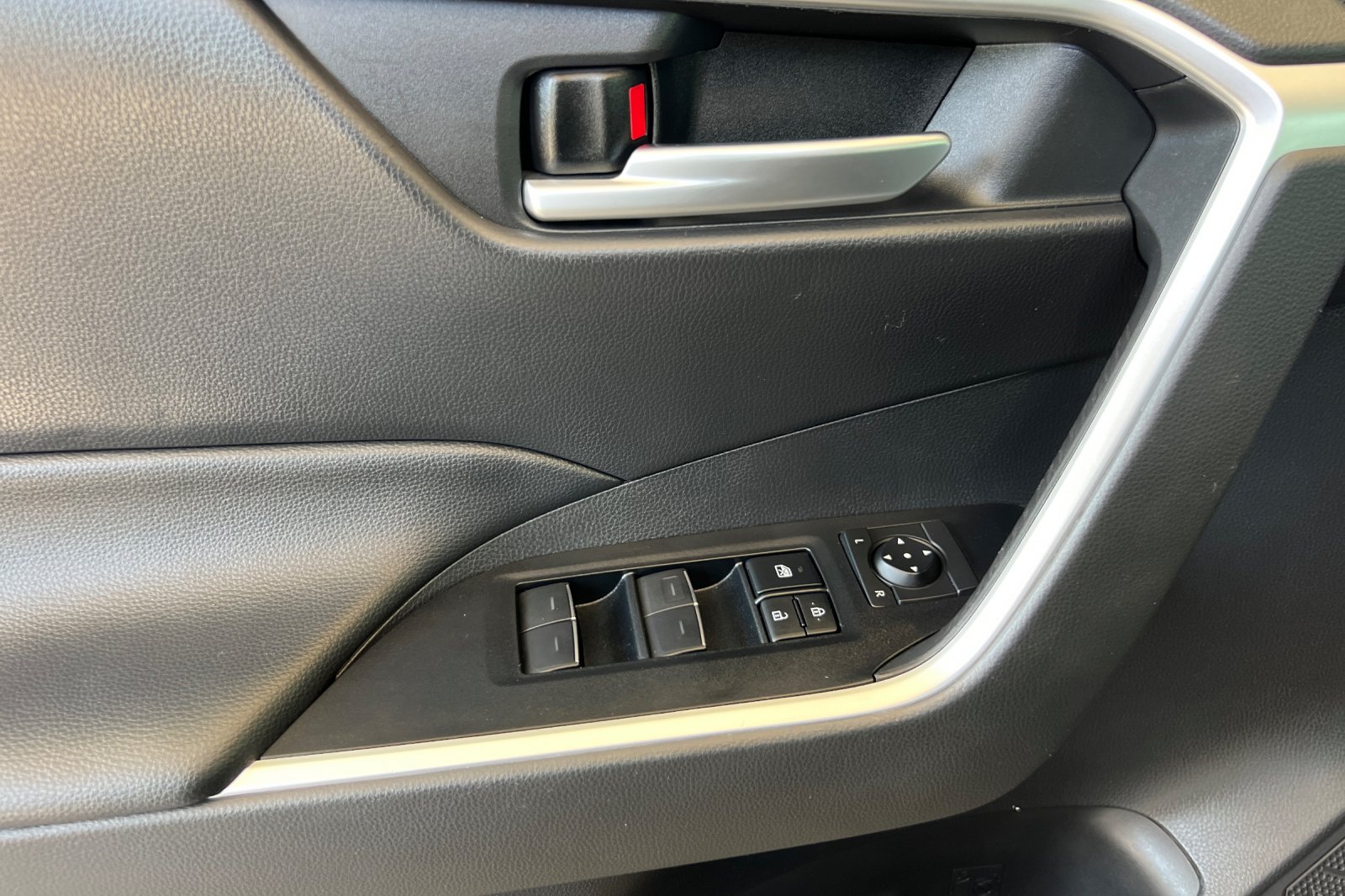 2023 Toyota RAV4 XLE photo 9