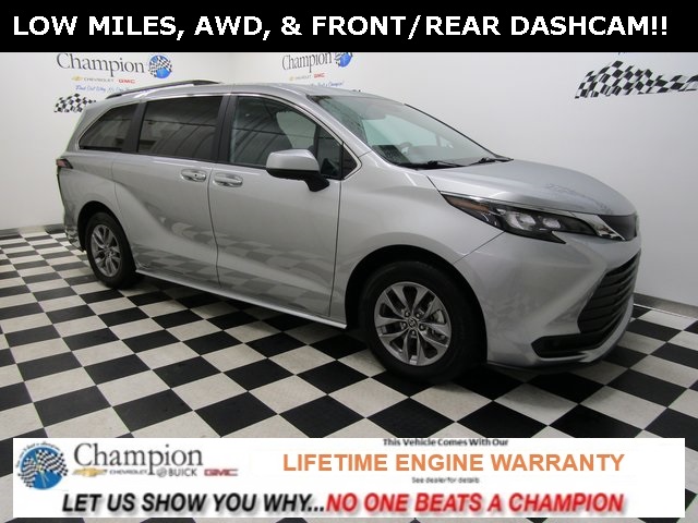 2025 Toyota Sienna LE's photo