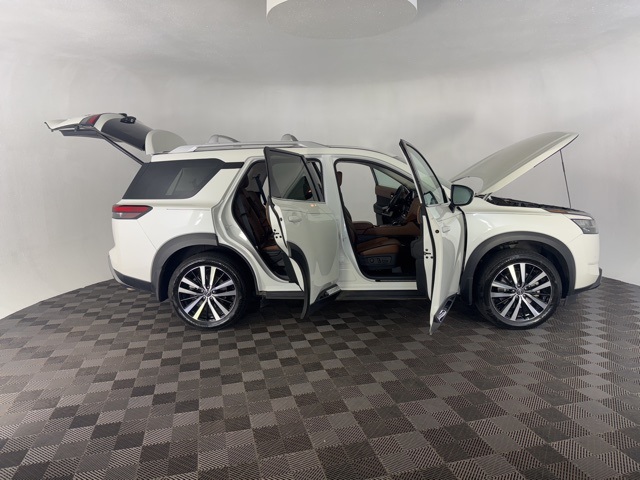 2024 Nissan Pathfinder Platinum photo 18