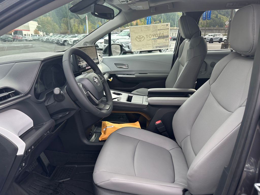 2025 Toyota Sienna XLE photo 13