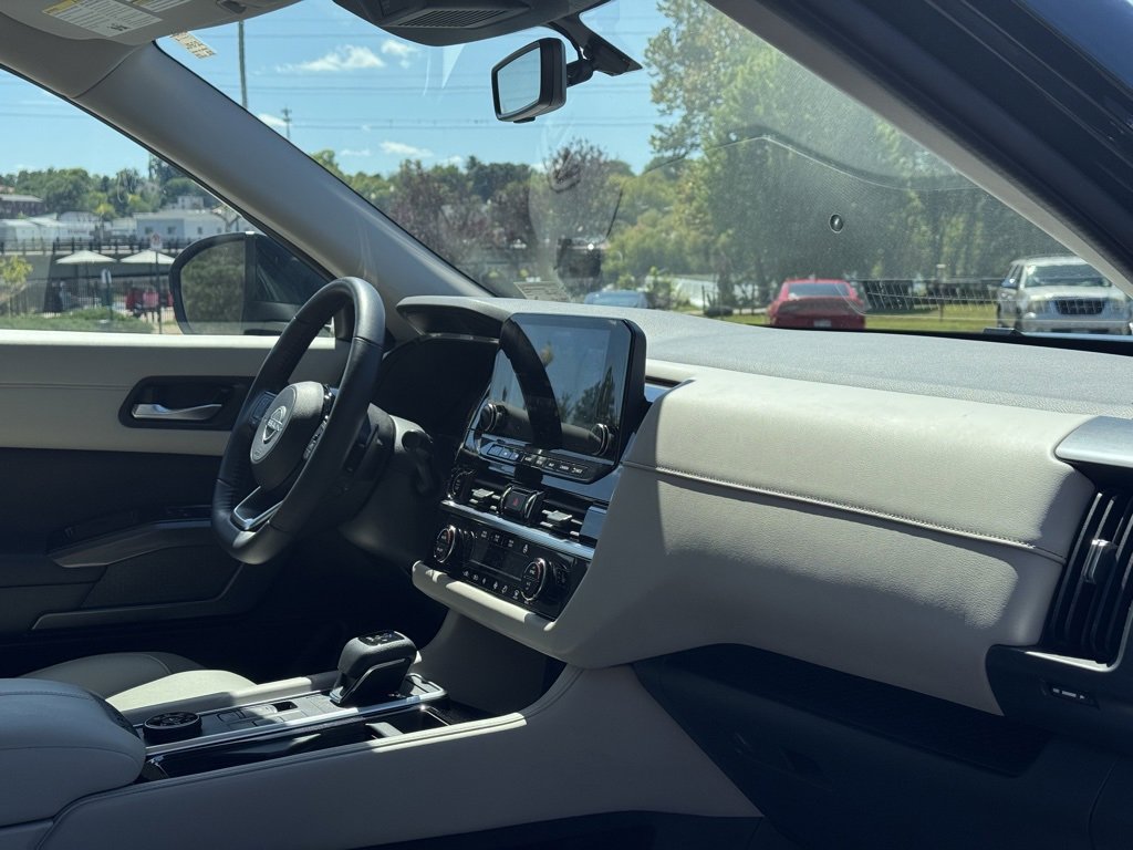 2023 Nissan Pathfinder SL photo 10