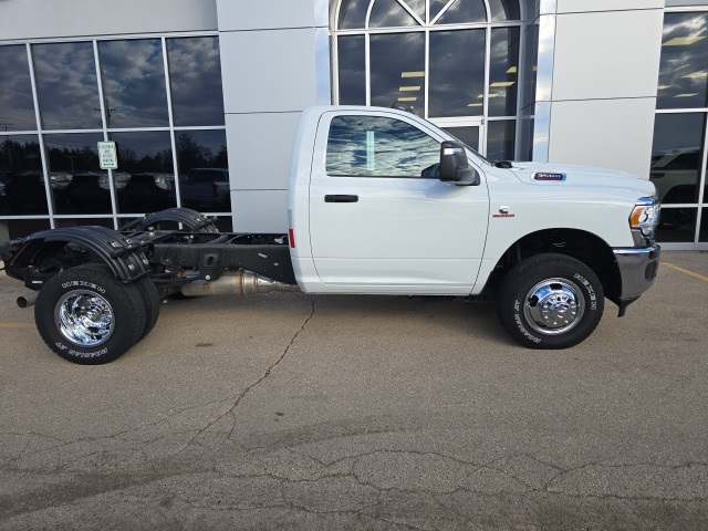 2024 Ram 3500 Tradesman photo 3