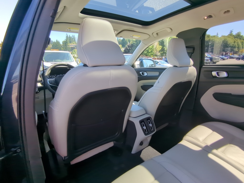 2022 Volvo XC40 T5 Inscription AWD photo 8
