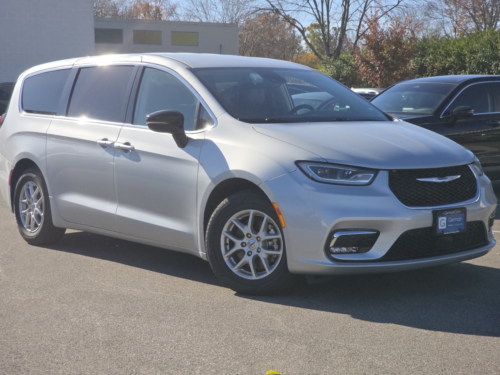 2024 Chrysler Pacifica Touring L's photo