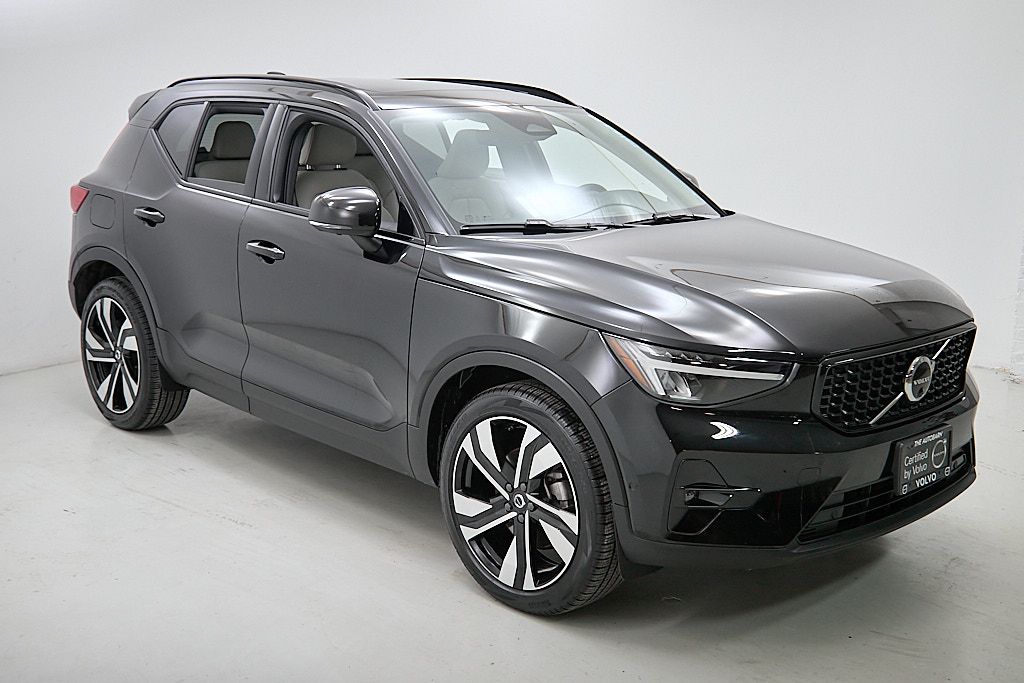 2023 VOLVO XC40 - Image 3