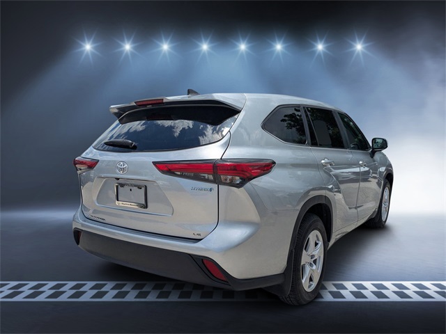 2023 Toyota Highlander Hybrid LE photo 3