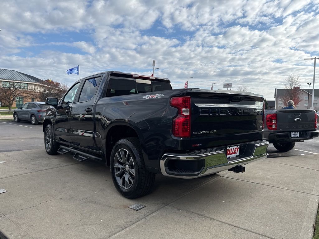 2023 Chevrolet Silverado 1500 LT photo 2