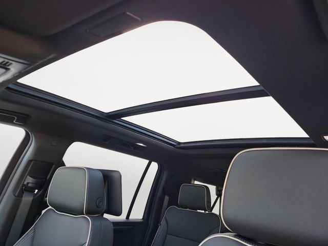 2025 Chevrolet Suburban Premier photo 16