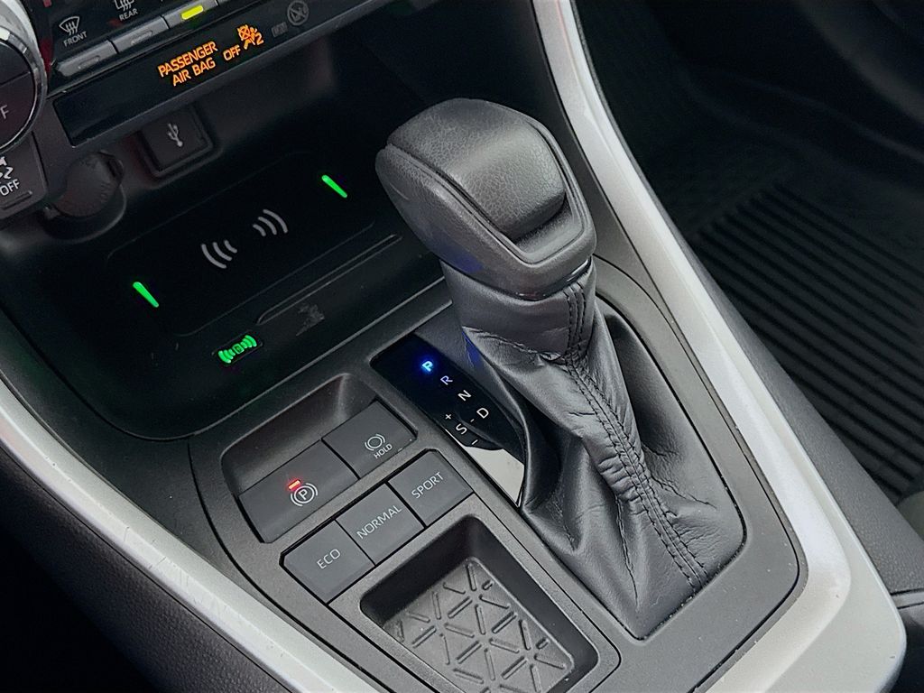 2022 Toyota RAV4 XLE photo 16