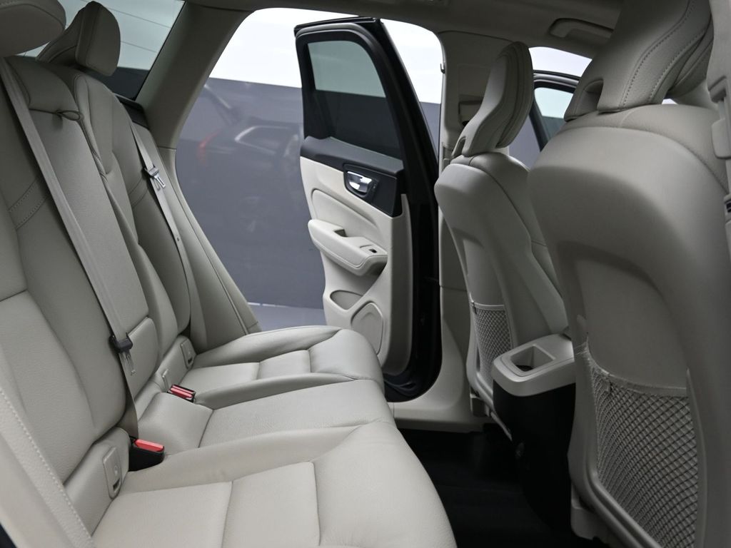 2022 Volvo XC60 B5 Momentum photo 15