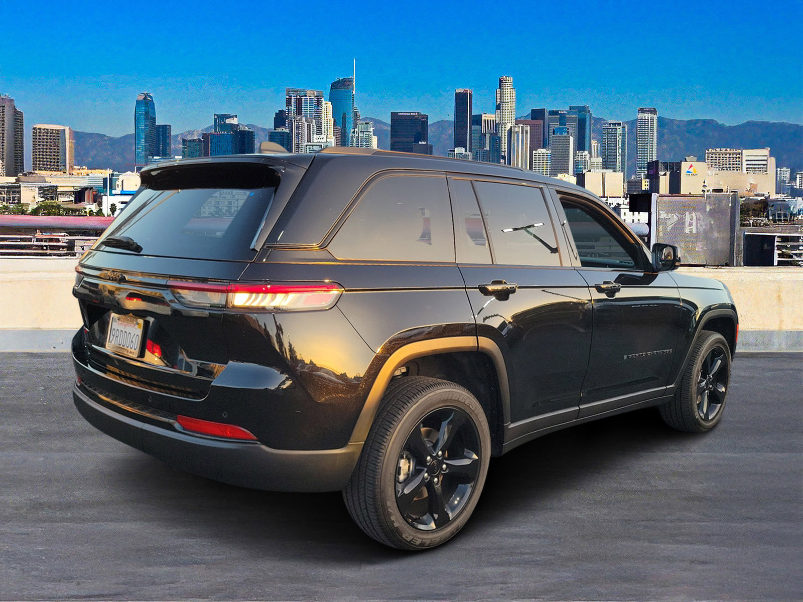 Used 2025 Diamond Black Crystal Pearlcoat Jeep Altitude X image 4