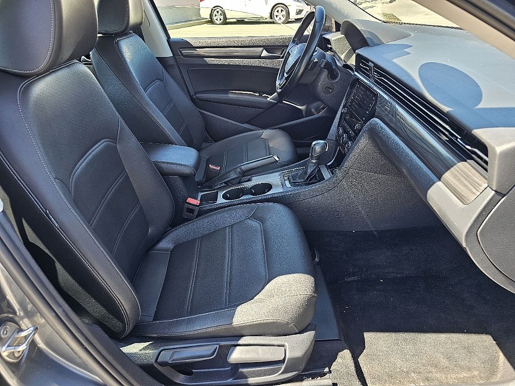 2020 Volkswagen Passat 2.0T R-Line photo 4