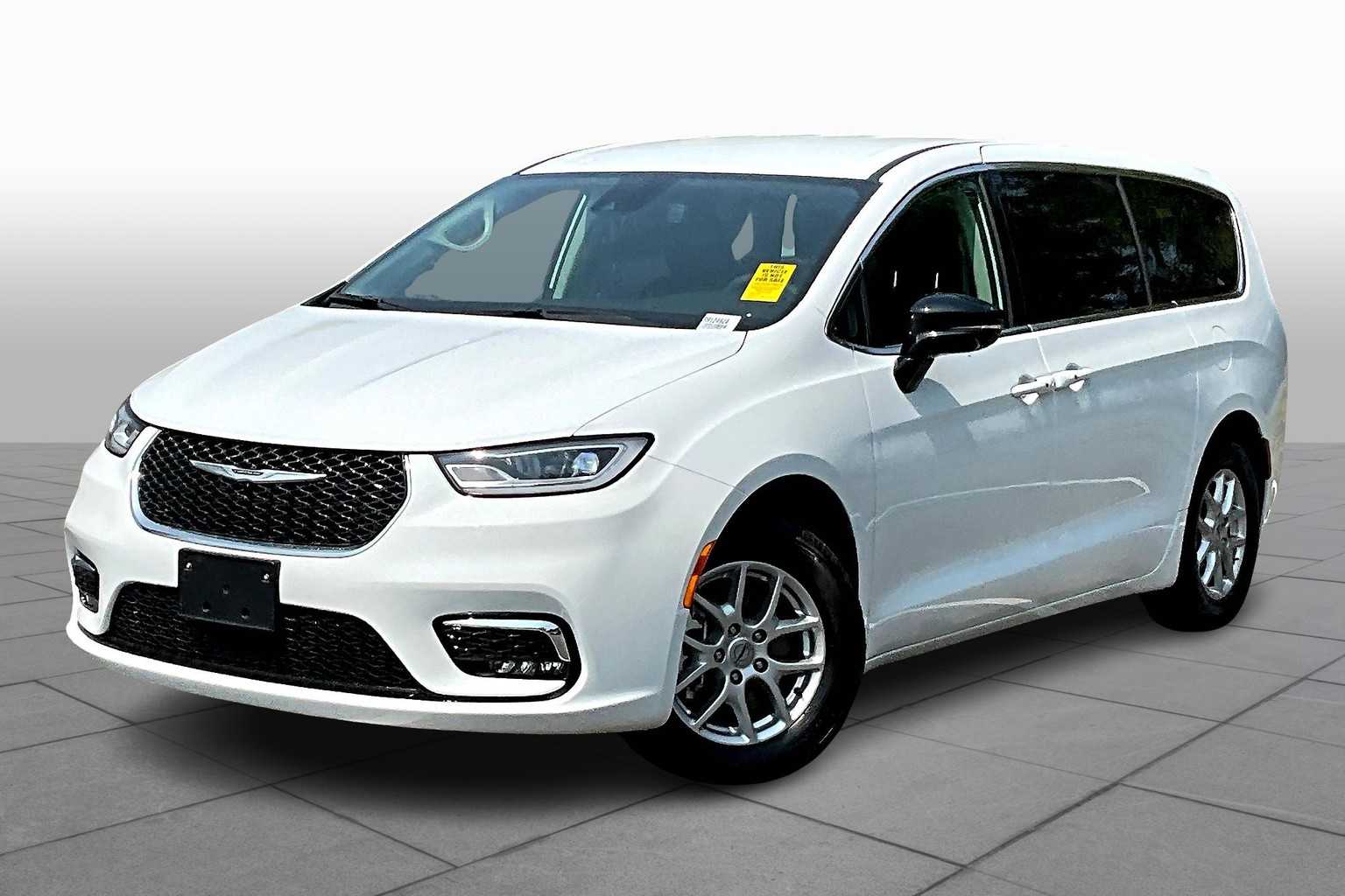 2024 Chrysler Pacifica Touring L photo 2