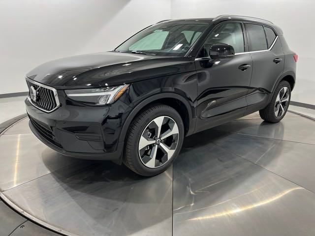 2025 Volvo XC40 Core's photo