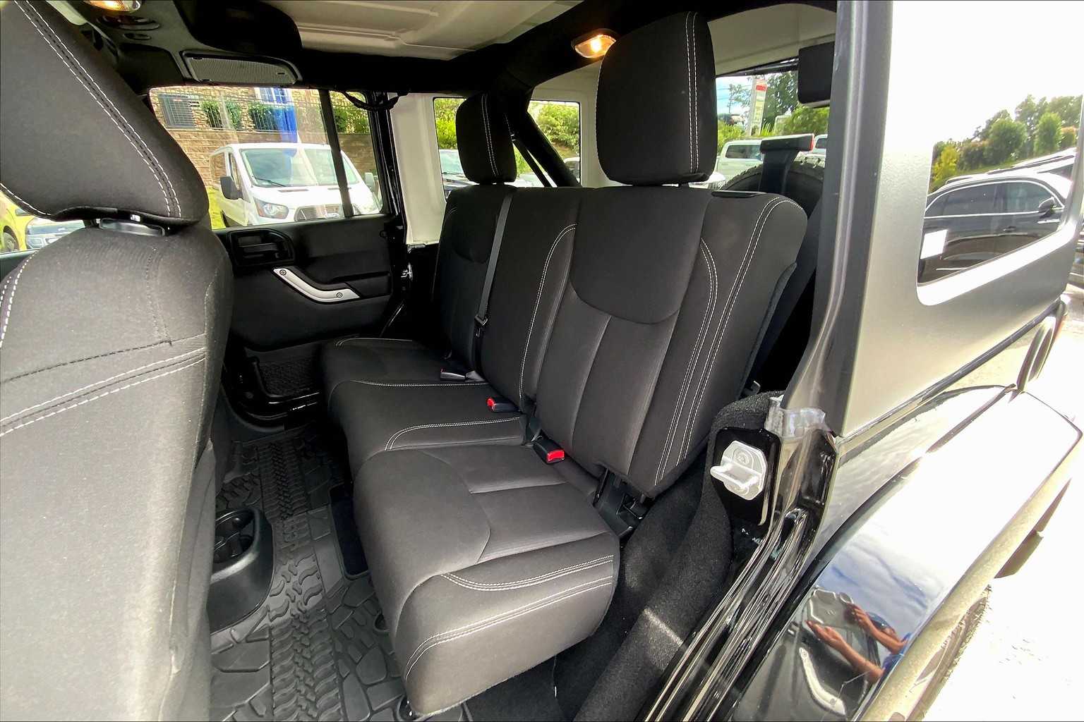 2016 Jeep Wrangler Unlimited Sahara photo 19