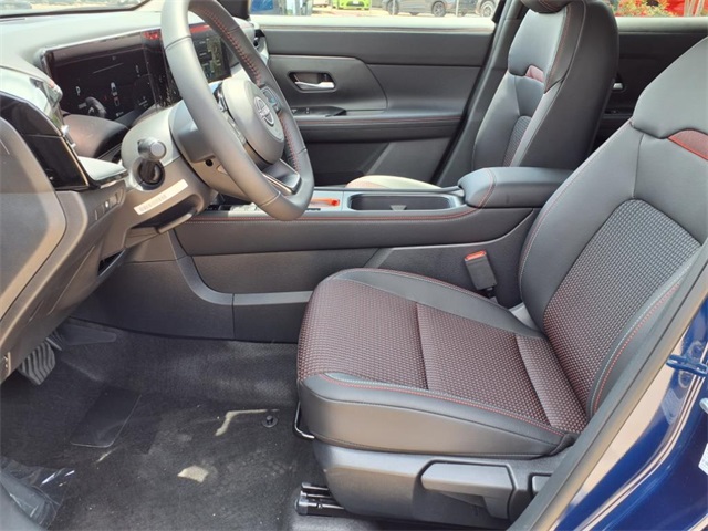 2025 Nissan Kicks SR photo 4