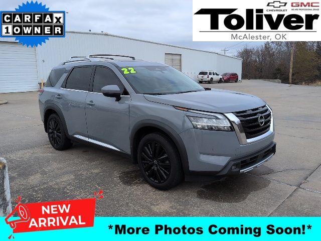 2022 Nissan Pathfinder Platinum's photo