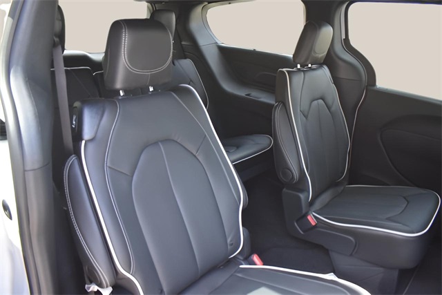 2025 Chrysler Pacifica Limited photo 16