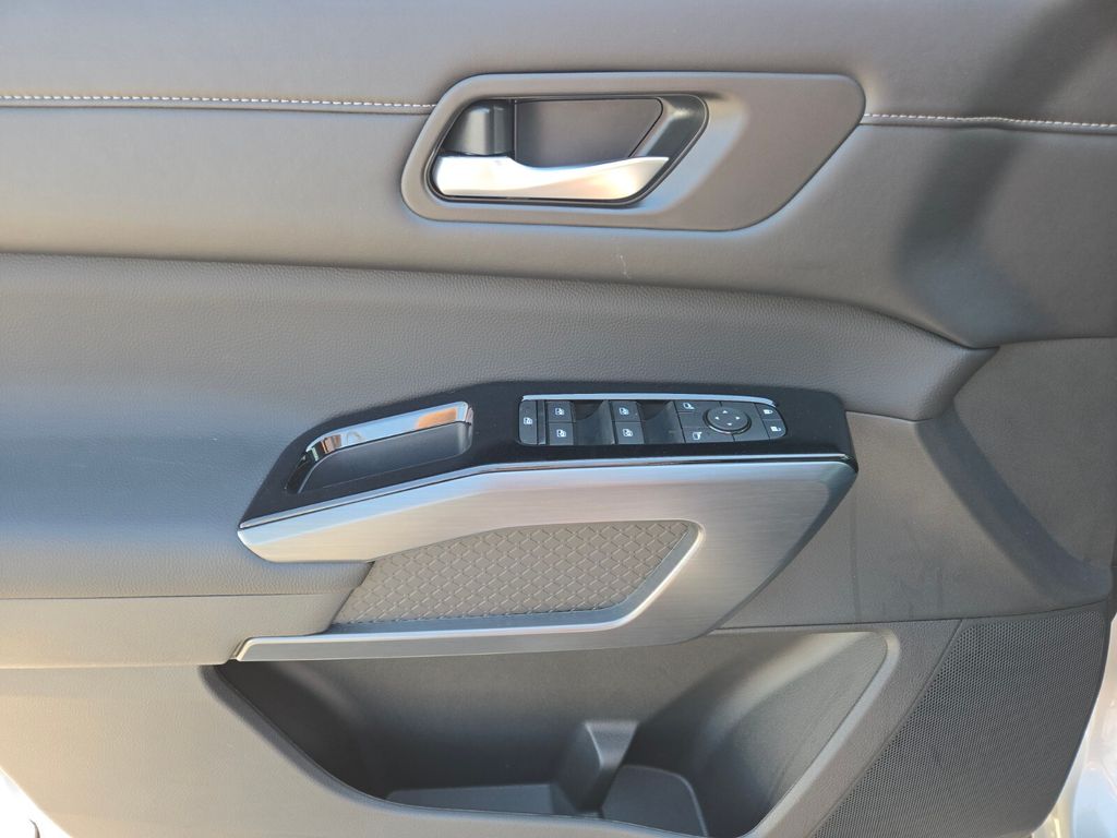2025 Nissan Pathfinder SL photo 10