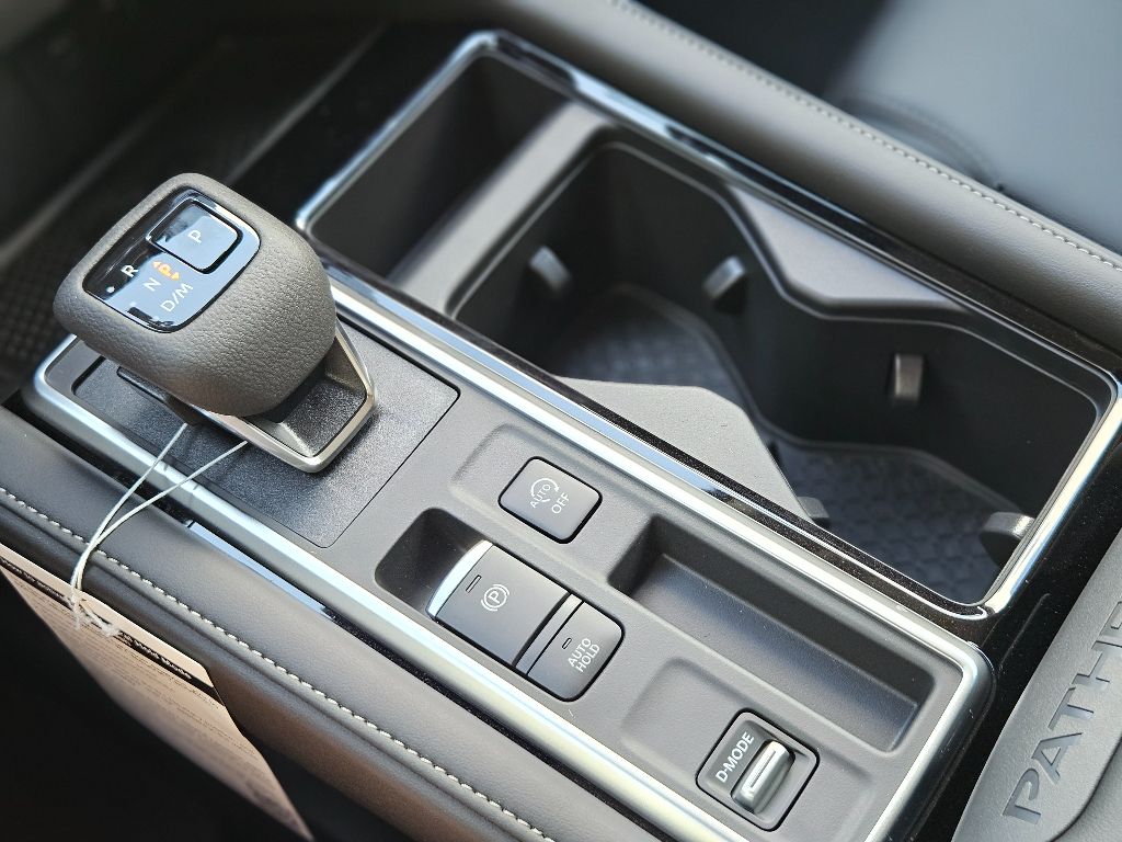 2025 Nissan Pathfinder SL photo 17