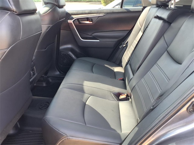 2021 Toyota RAV4 XLE Premium photo 4